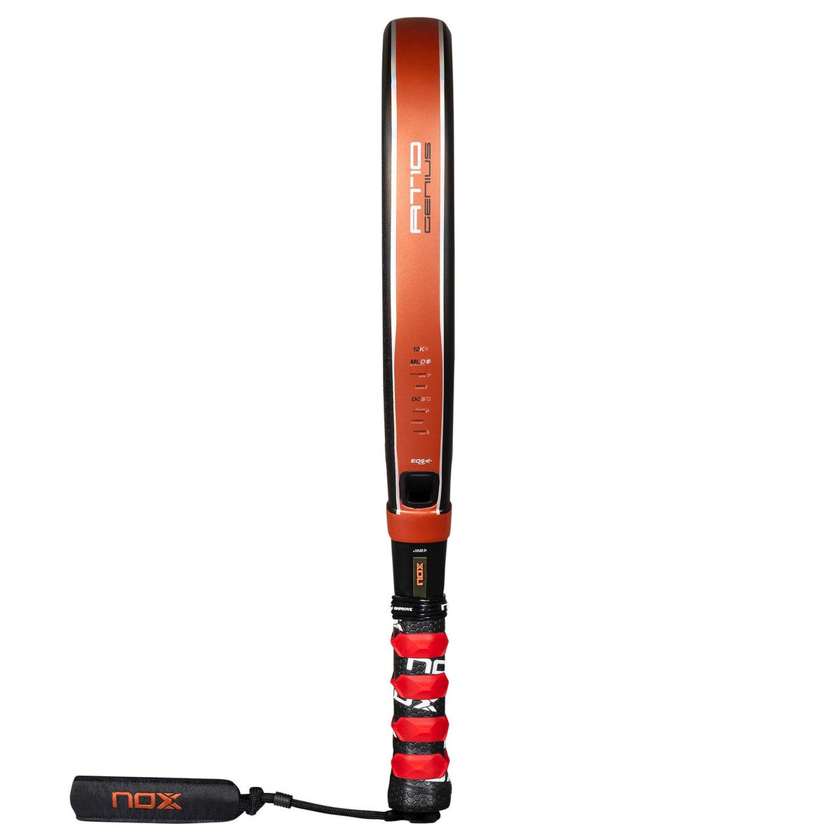 Zijaanzicht van de NOX AT10 Genius Attack 12K over de volle lengte met rode grip
