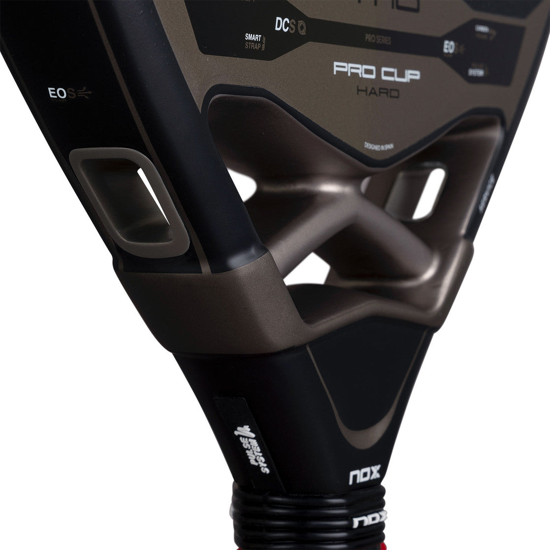 Detail van het hart met Pro Cup Hard-opdruk van de NOX At10 Pro Cup Hard 2026