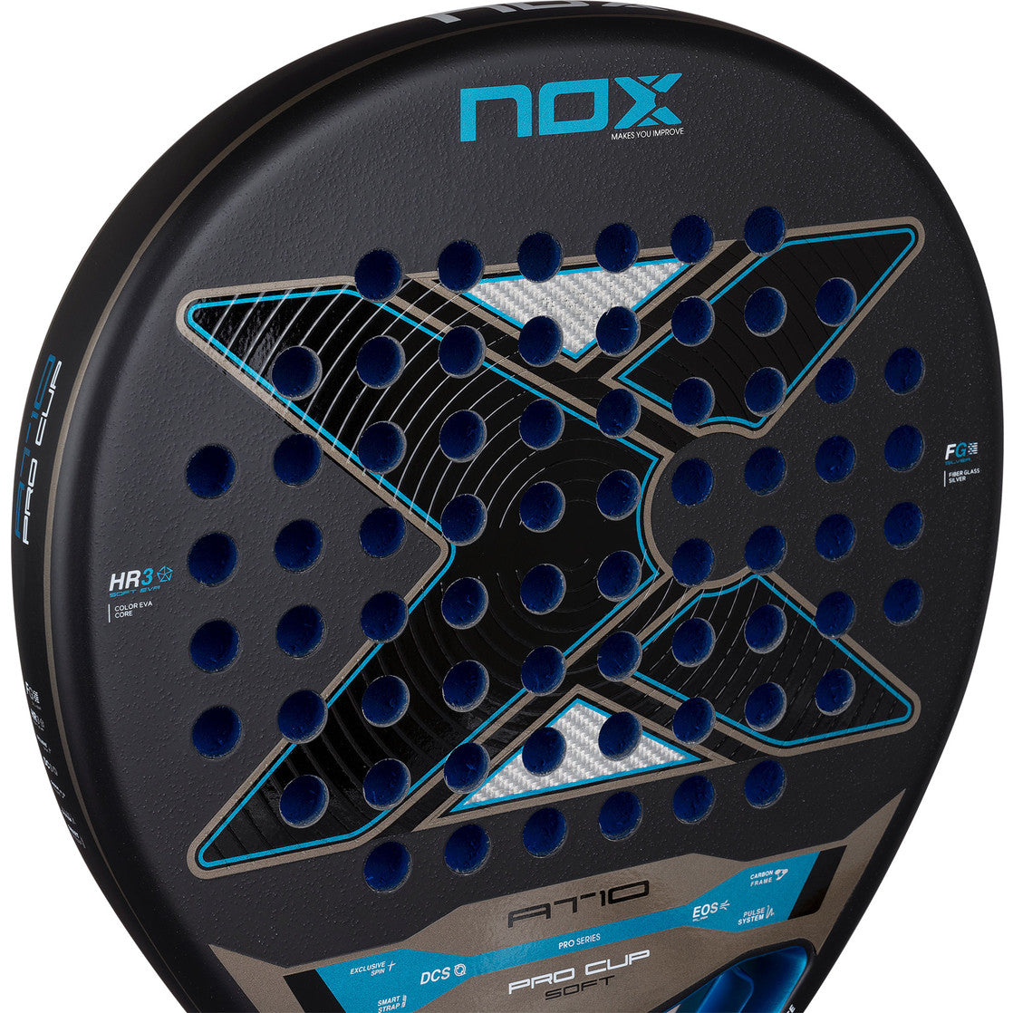 Close-up van het slagvlak van de NOX At10 Pro Cup Soft 2026 met blauw kruisdessin