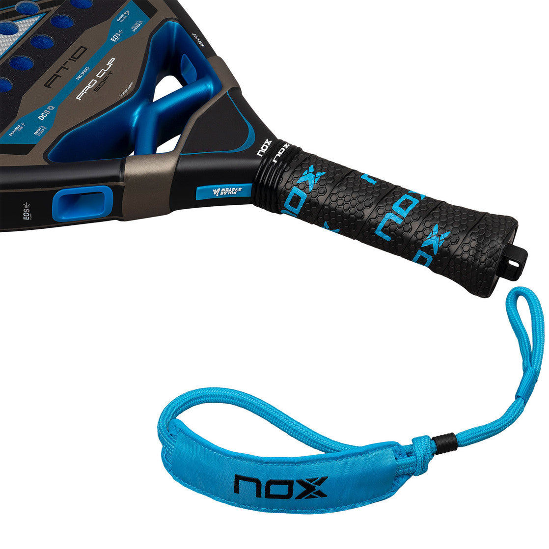 Close-up van de grip en blauwe nox-polsband van de At10 Pro Cup Soft 2026