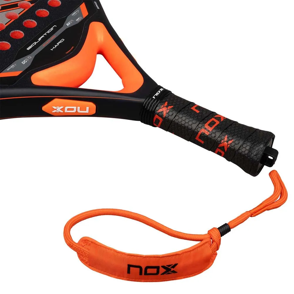 Close-up van de grip en oranje nox-polsband van de Equation Hard Advanced 2026