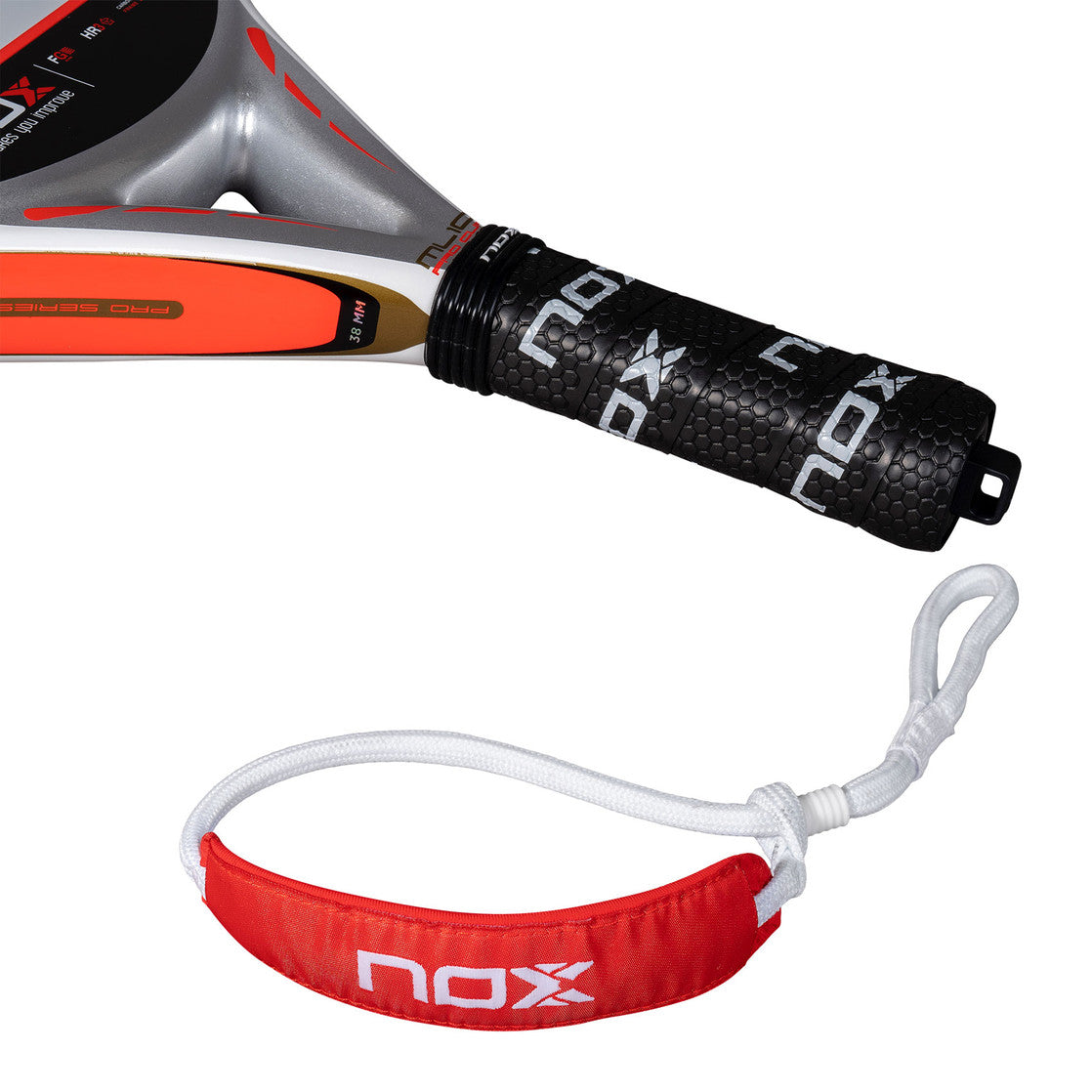 Close-up van de grip en rode nox-polsband van de ML10 Pro Cup Coorp 2025