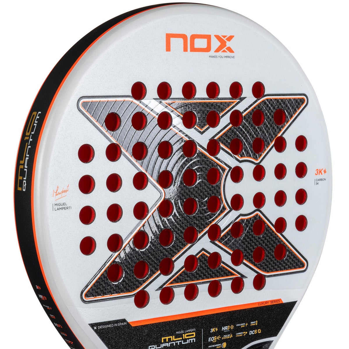 Close-up van het witte slagvlak van de NOX ML10 Quantum 3K met donkerrode noppen