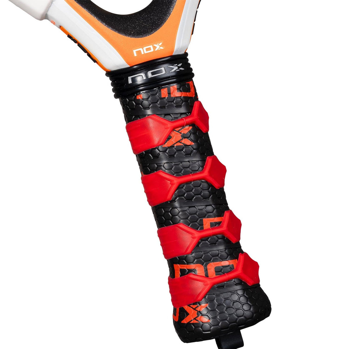 Close-up van de rood met zwarte grip van het NOX ML10 Quantum 3K padelracket