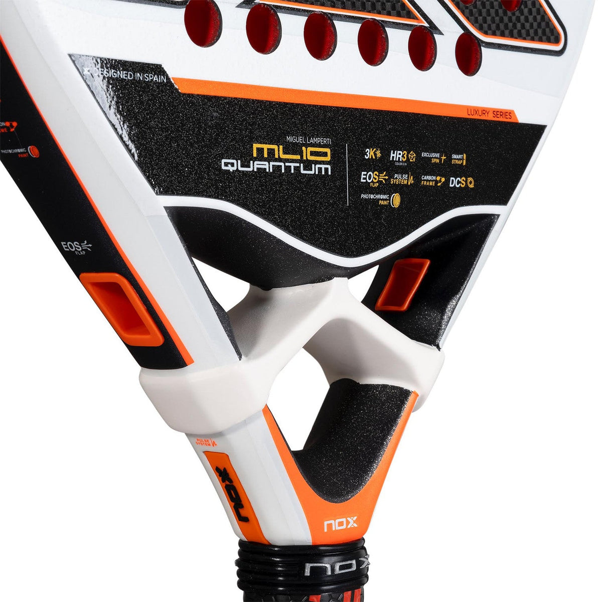 Detail van het hart van de NOX ML10 Quantum 3K met ML10 Quantum-opdruk in wit