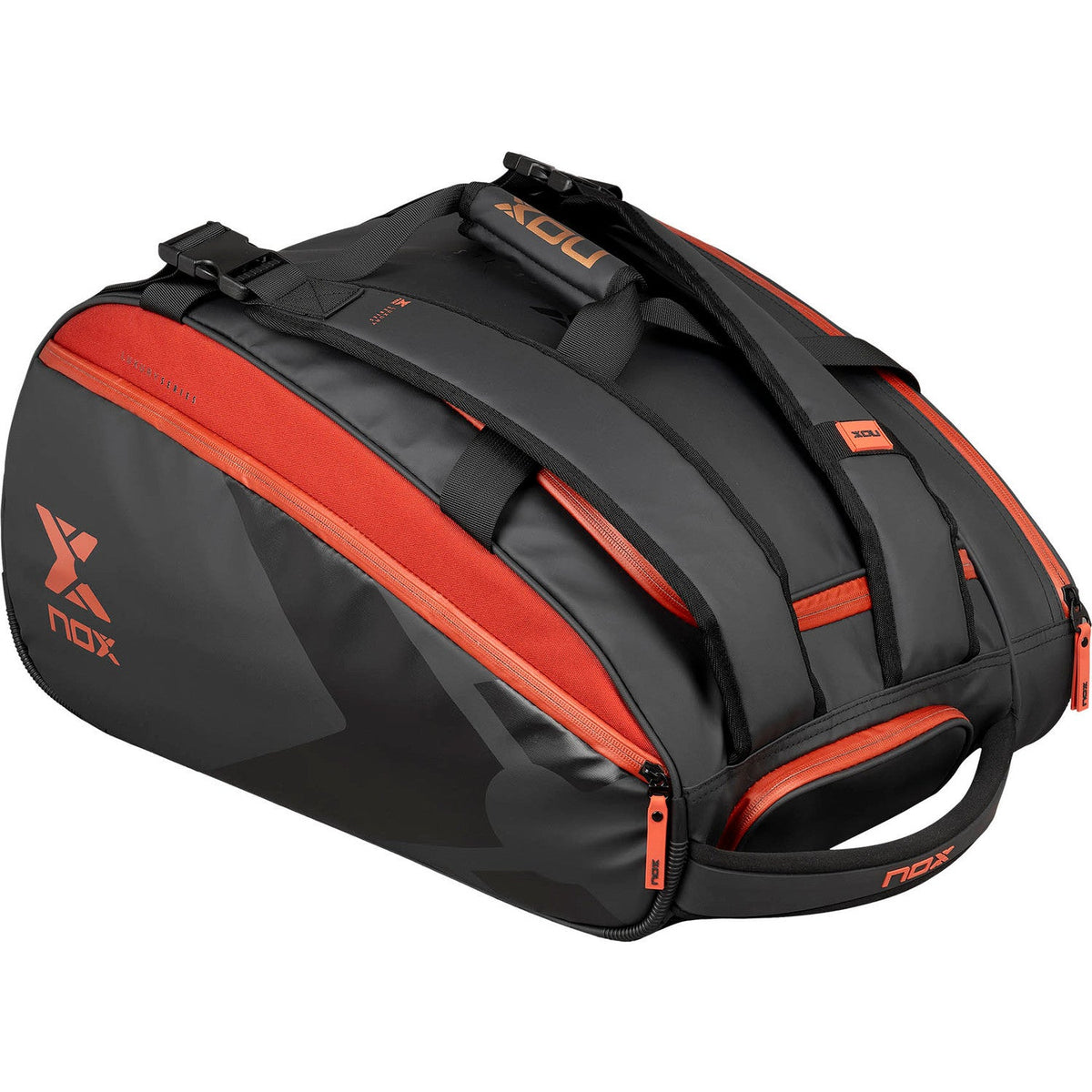 Zijaanzicht van de zwarte Nox Luxury Open Series racketbag met rode zijpanelen en X-logo