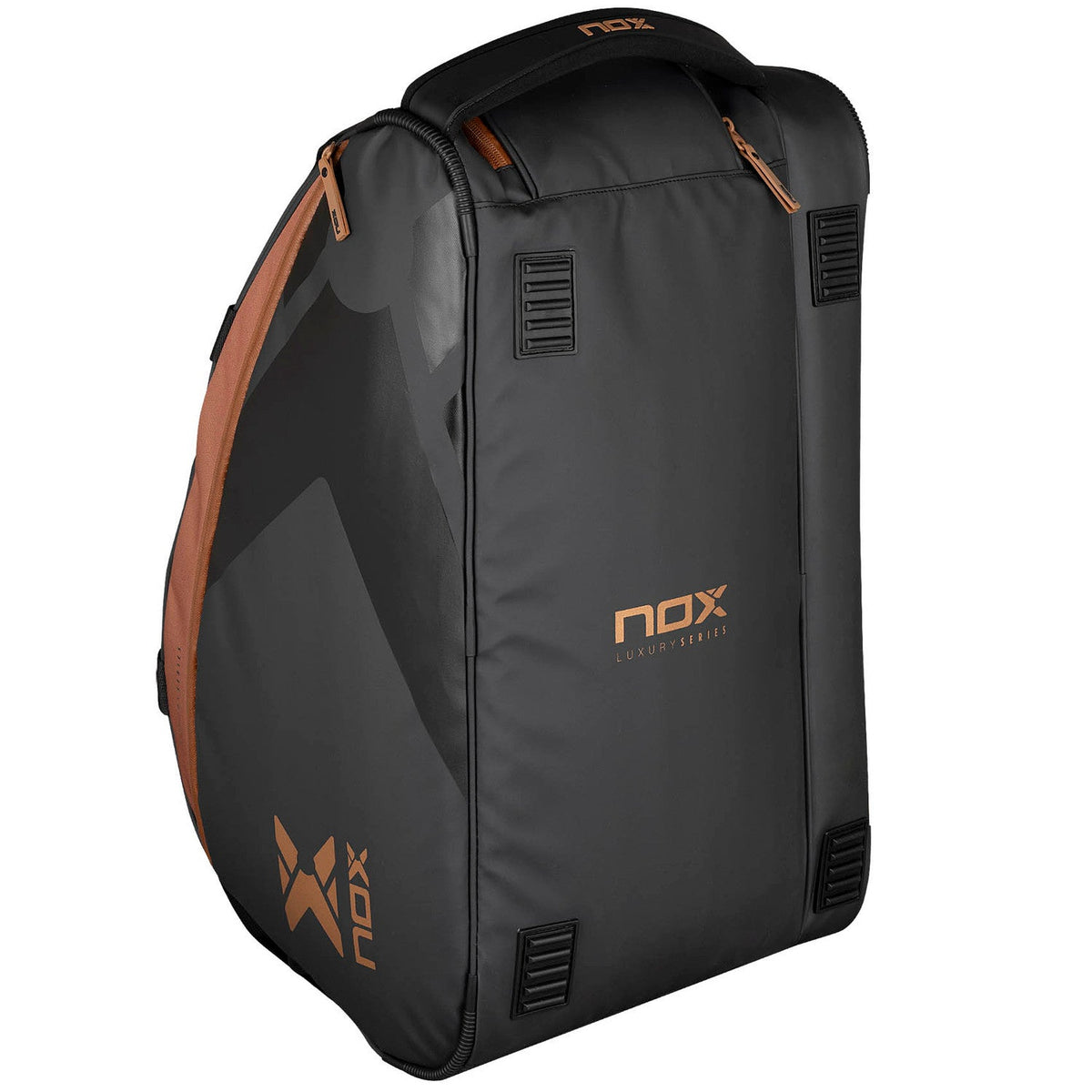 Rechtopstaande zwarte Nox Luxury Open Series met bruine biezen en bronskleurig logo