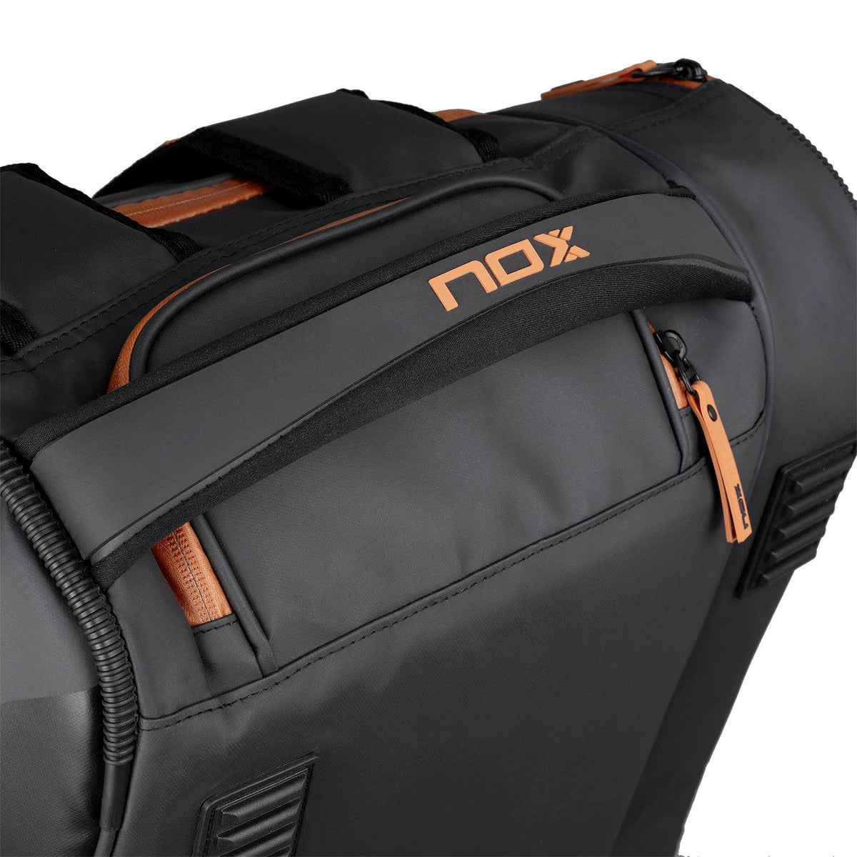 Detail van het bronzen Nox-logo en de bruine rits op de zwarte Luxury Open Series tas