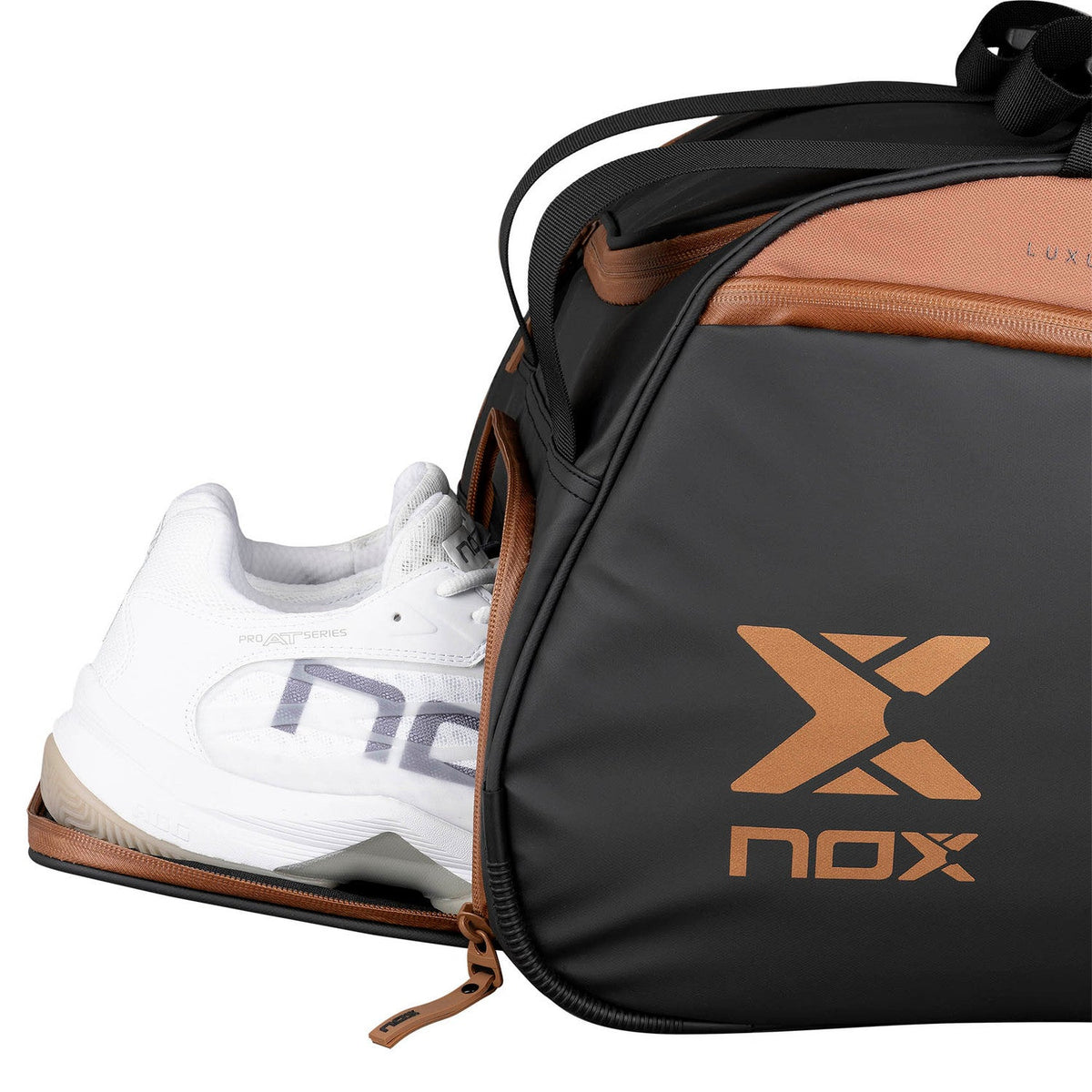 Geopend schoenenvak van de zwart-bruine Nox Luxury met witte Nox-sportschoenen erin