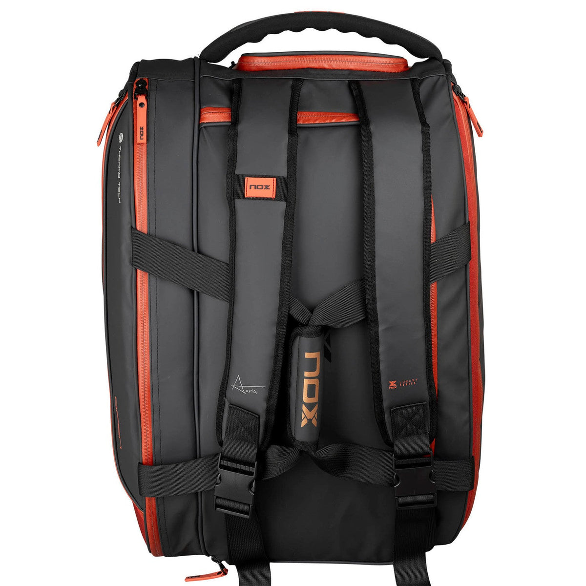 Achterzijde van de zwarte Nox Luxury racketbag met rode ritsen en gepolsterde rugbanden