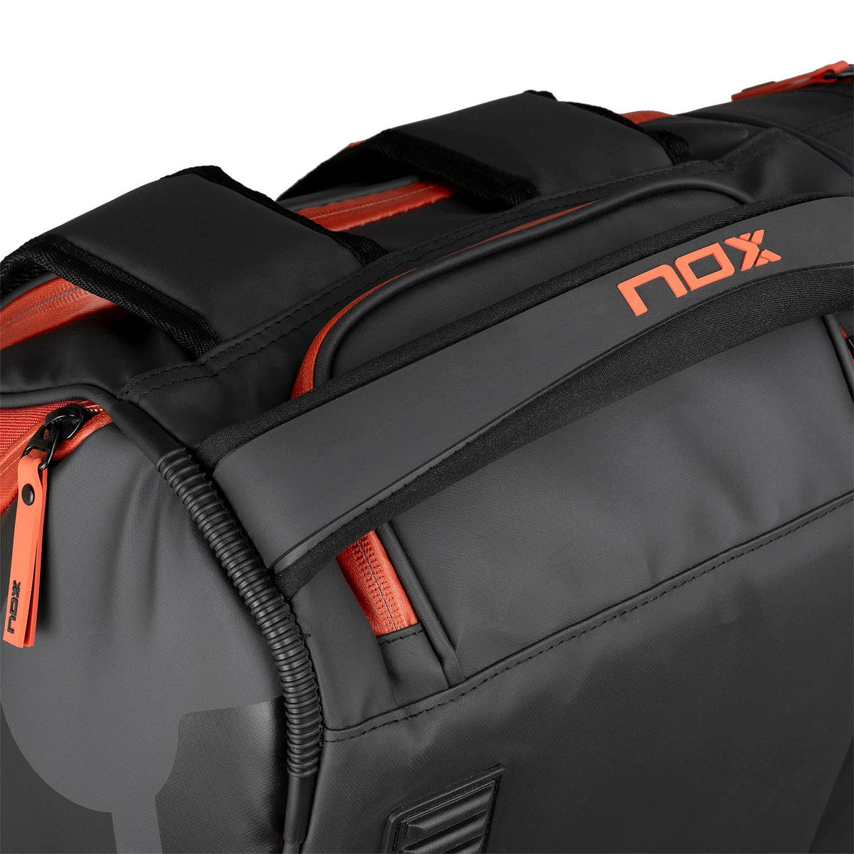 Detail van de rode ritsen en het rode Nox-logo op de zwarte Luxury Open Series tas