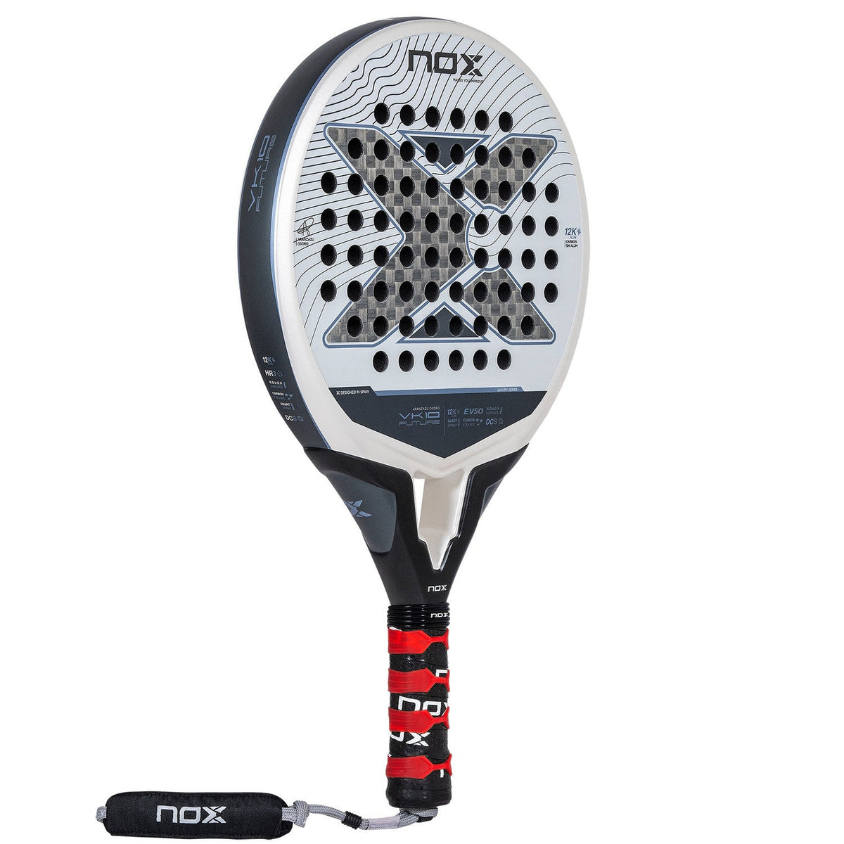 Raquette de padel Nox Vk10, vue de face en biais, forme arrondie, blanche avec un bord noir