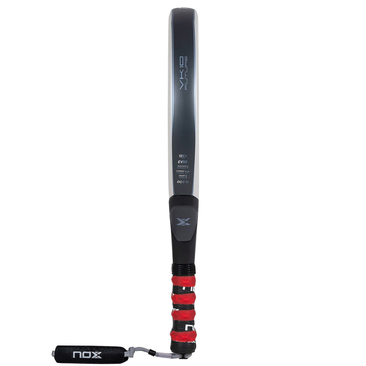 Vue latérale de la Nox Vk10 sur toute sa longueur, avec un grip rouge et un bracelet Nox