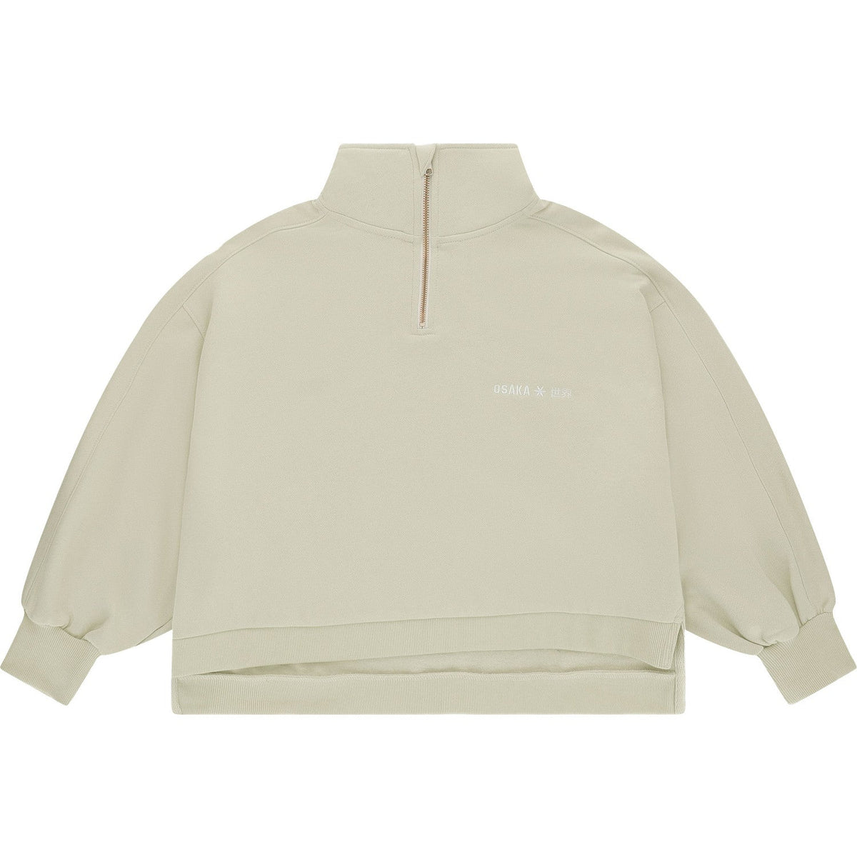 Vooraanzicht van de zandkleurige Osaka Cropped Half Zip Sweater met korte rits en logo