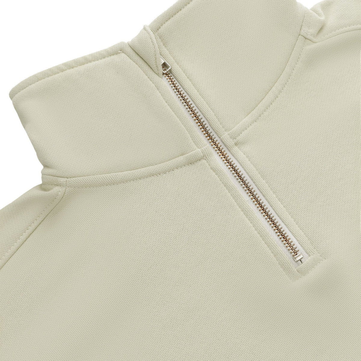 Detail van de halve rits en de opstaande kraag van de Osaka Cropped Half Zip Sweater