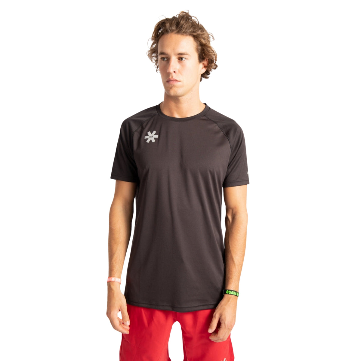 Model draagt het zwarte Osaka Training T-shirt met rode short
