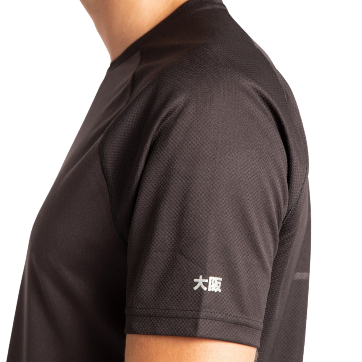 Detail van de mouw met Japanse opdruk van het zwarte Osaka Training T-shirt