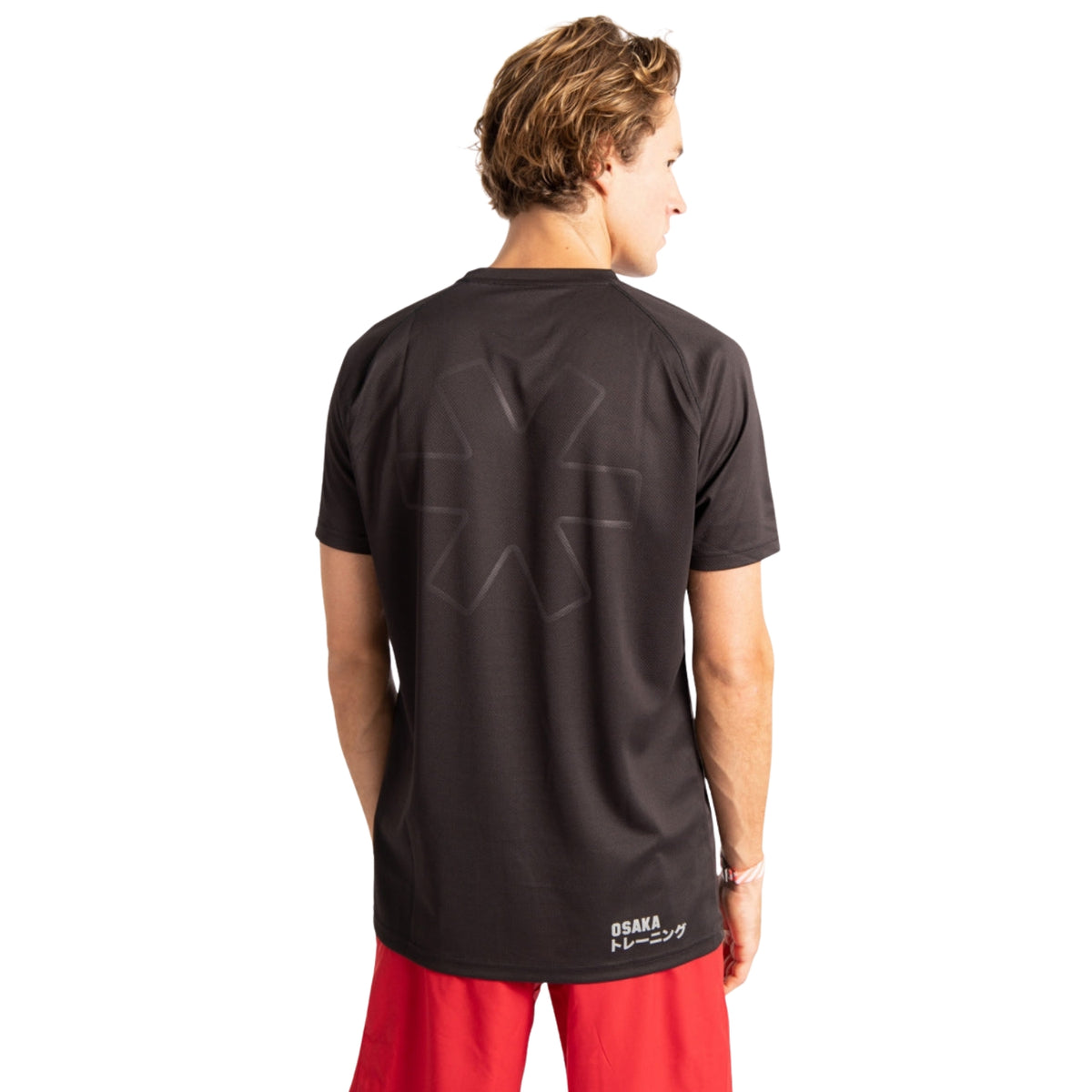 Achterzijde van het zwarte Osaka Training T-shirt op model met rode short