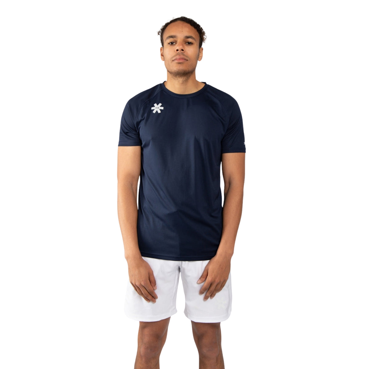 Model draagt het donkerblauwe Osaka Training T-shirt met witte short