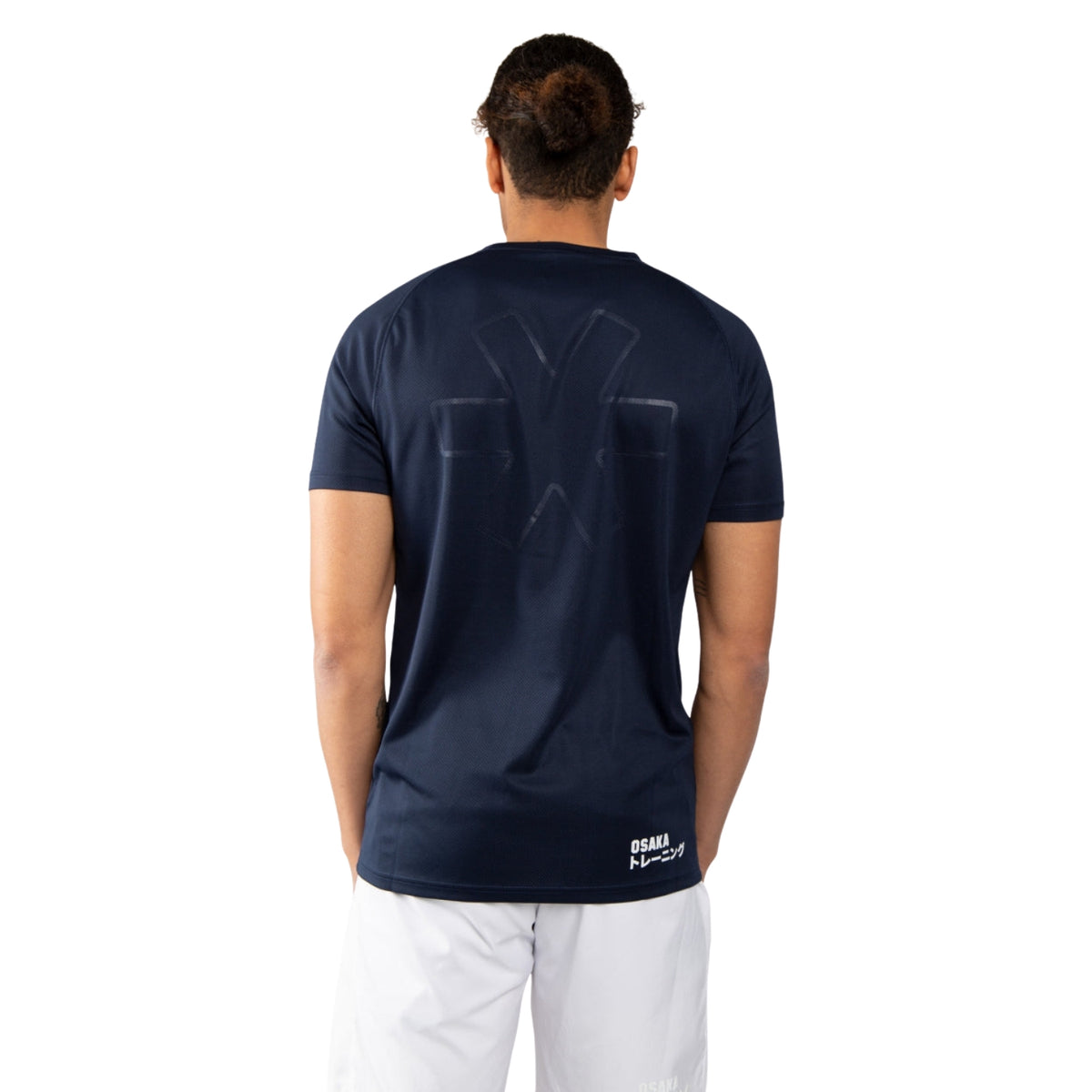 Achterzijde van het donkerblauwe Osaka Training T-shirt op model