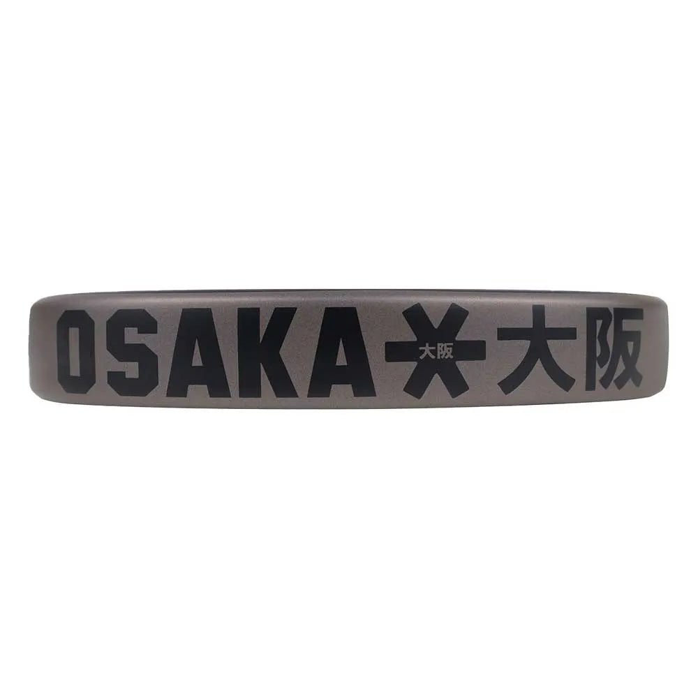 Close-up van de grijze framerand van het Osaka Pro Power Raul Marcos met OSAKA-logo