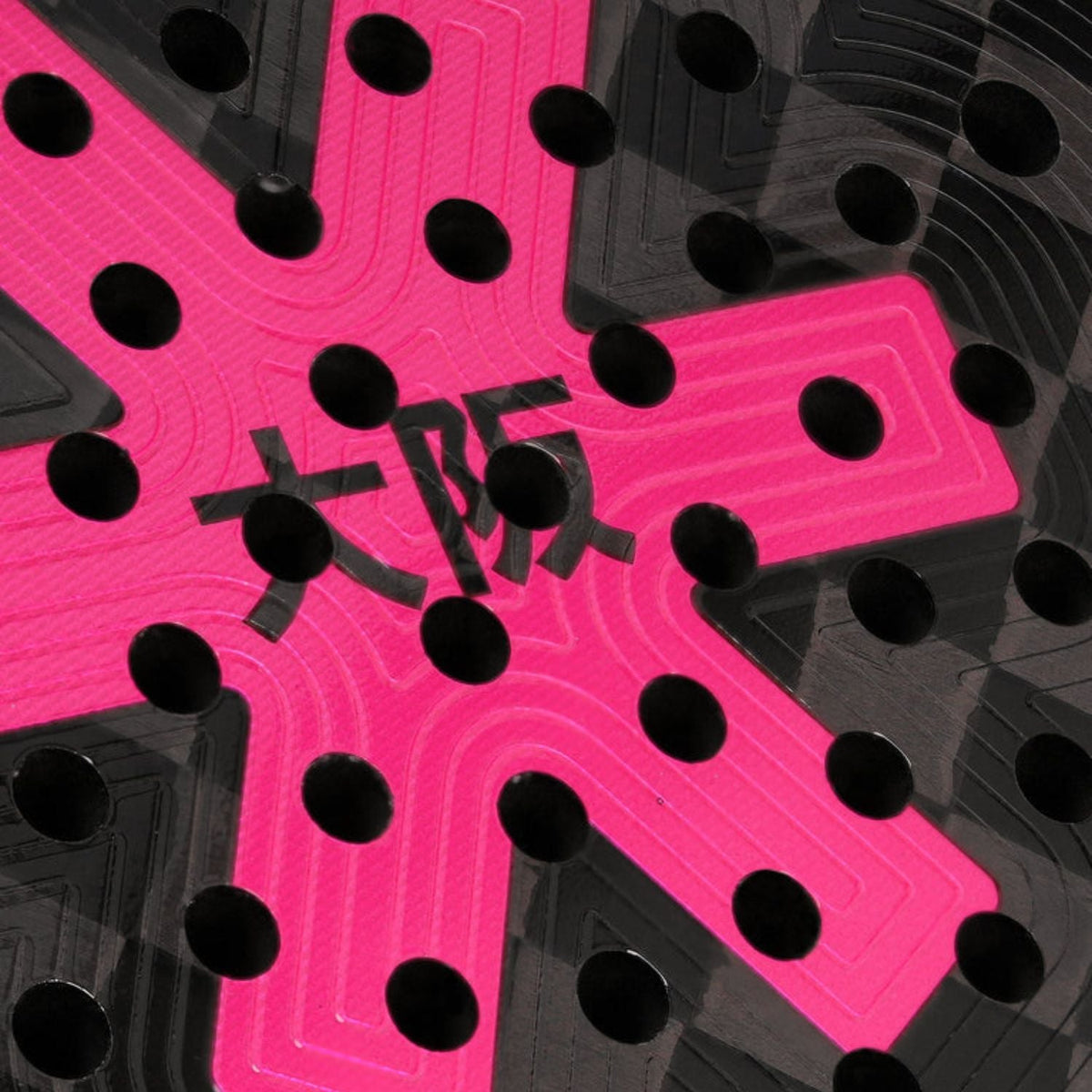Macro-opname van het zwarte slagvlak met roze stermotief van de Pro Tour LTD Control