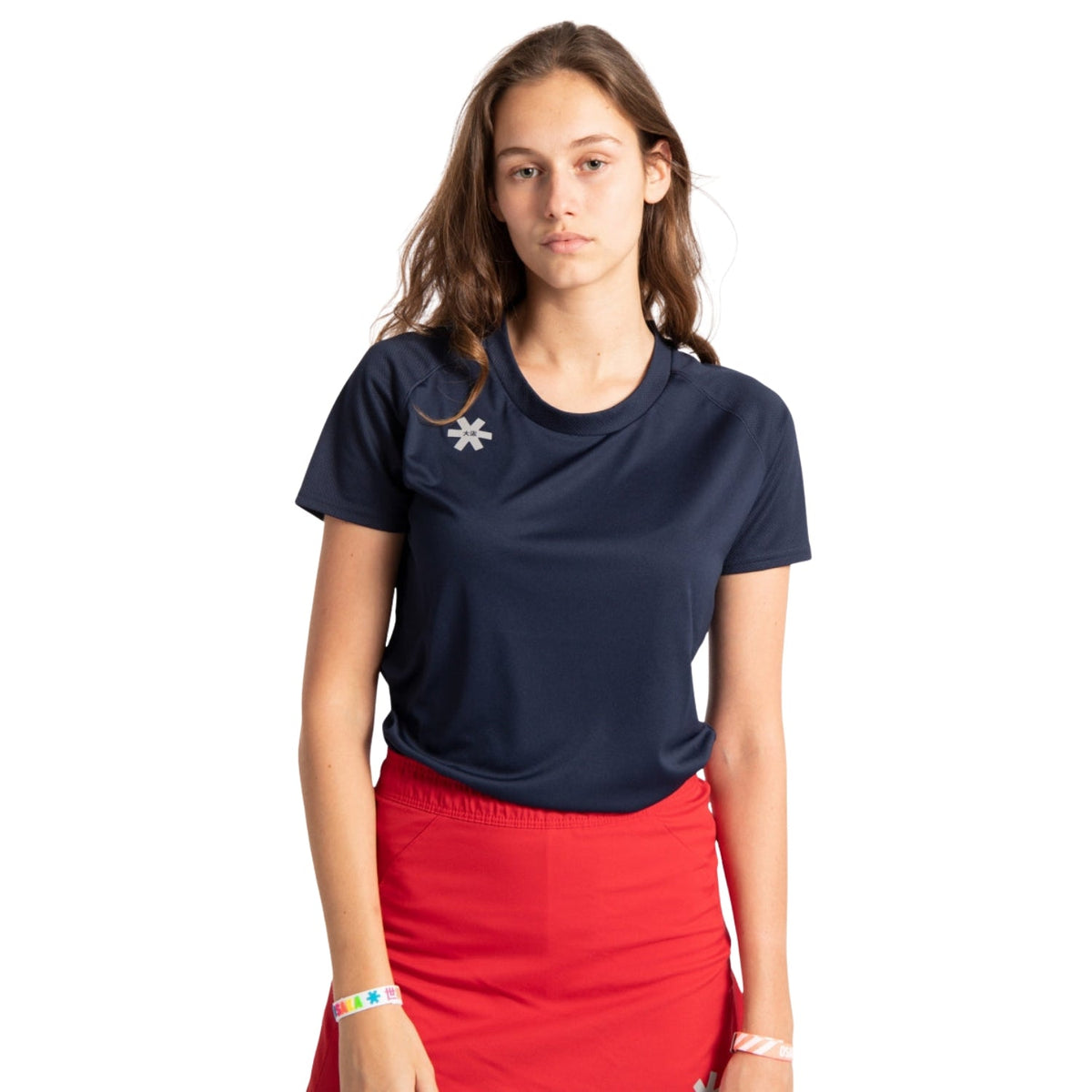 Model draagt het Osaka Training T-shirt voor dames in donkerblauw met rode rok