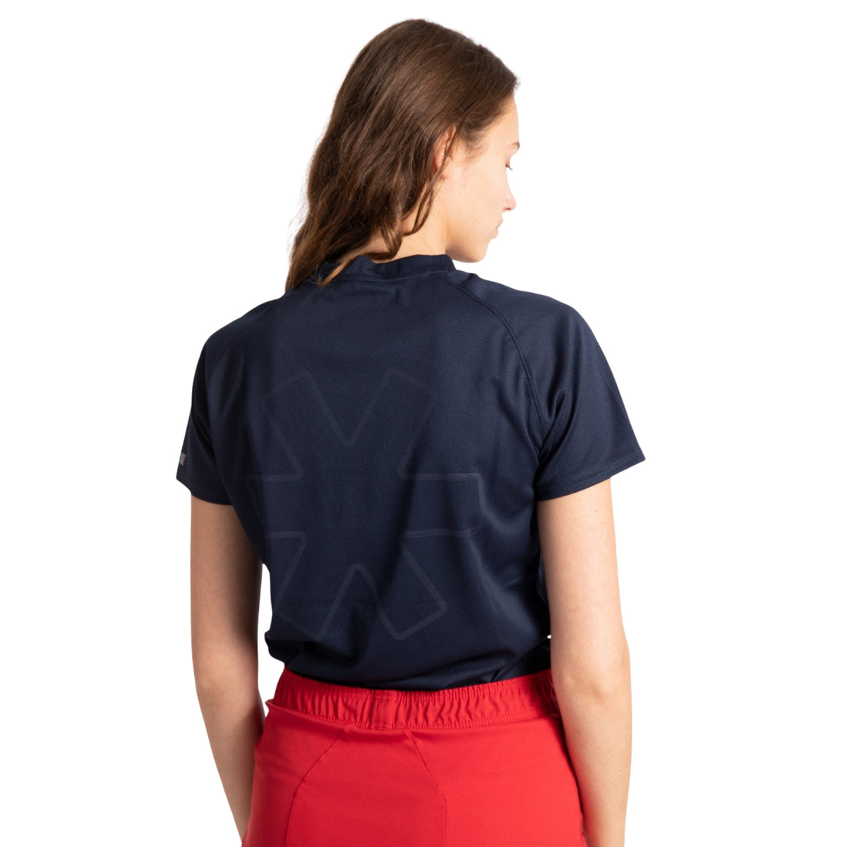 Achterzijde van het donkerblauwe Osaka Training T-shirt op model