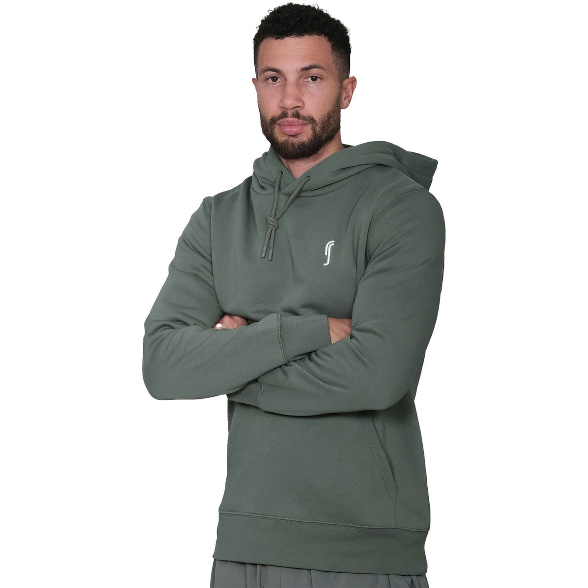 Model met gekruiste armen draagt de groene RS Paris Hoodie met buikzak en capuchon