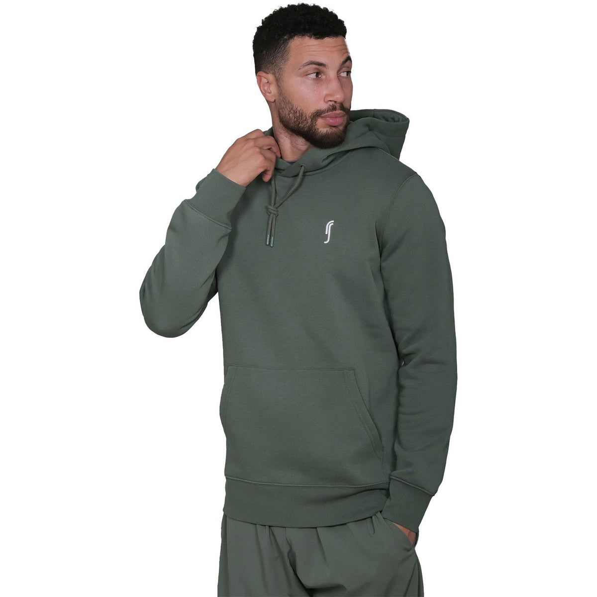 Model trekt aan de trekkoorden van de groene RS Paris Hoodie, schuin vooraanzicht