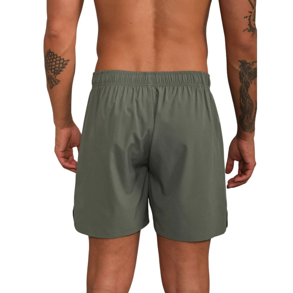 Pohled zezadu na khaki zelené kraťasy RS Performance Shorts 5 s elastickým pasem
