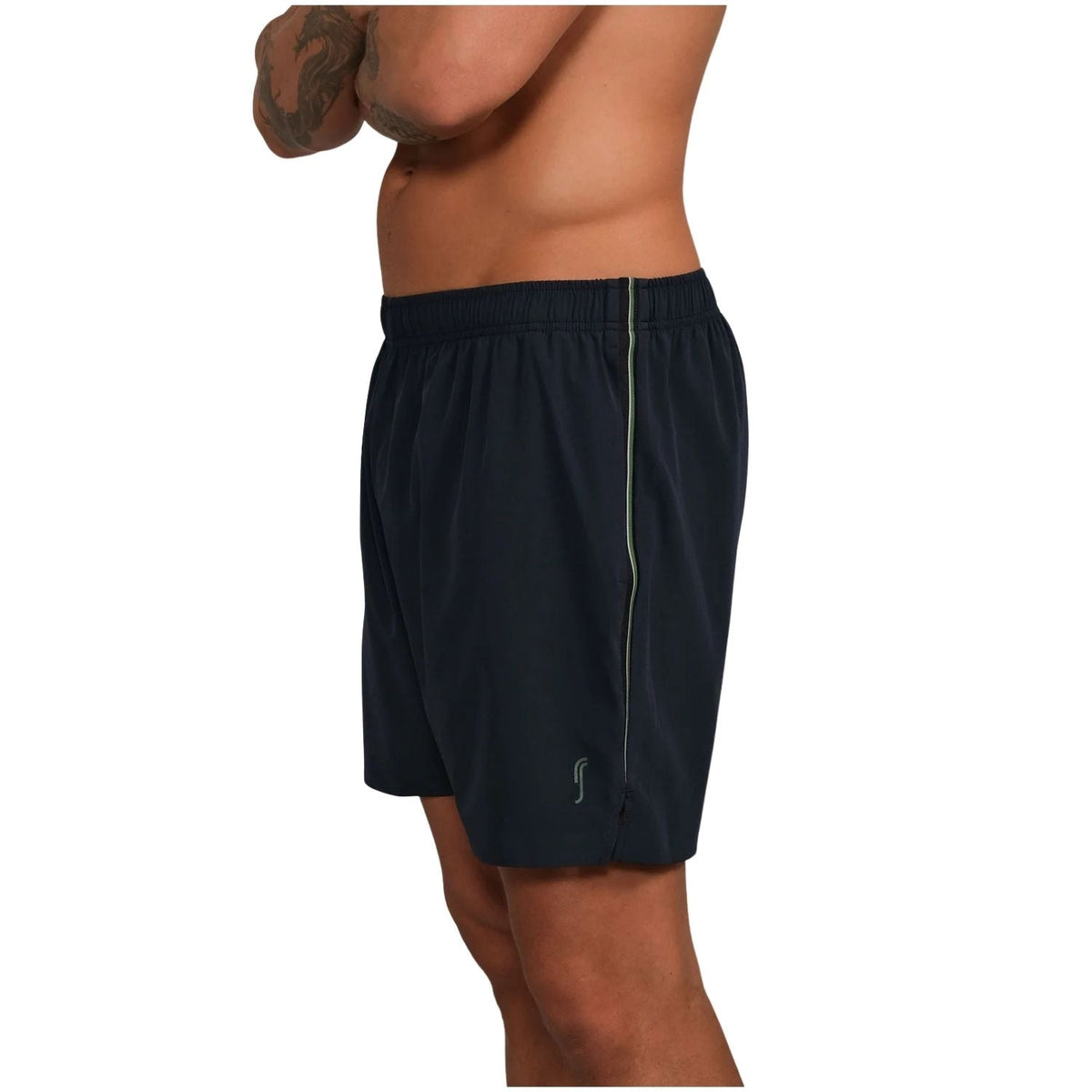 Model draagt de donkerblauwe RS Performance Shorts Retro met lichte streep op de zijnaad