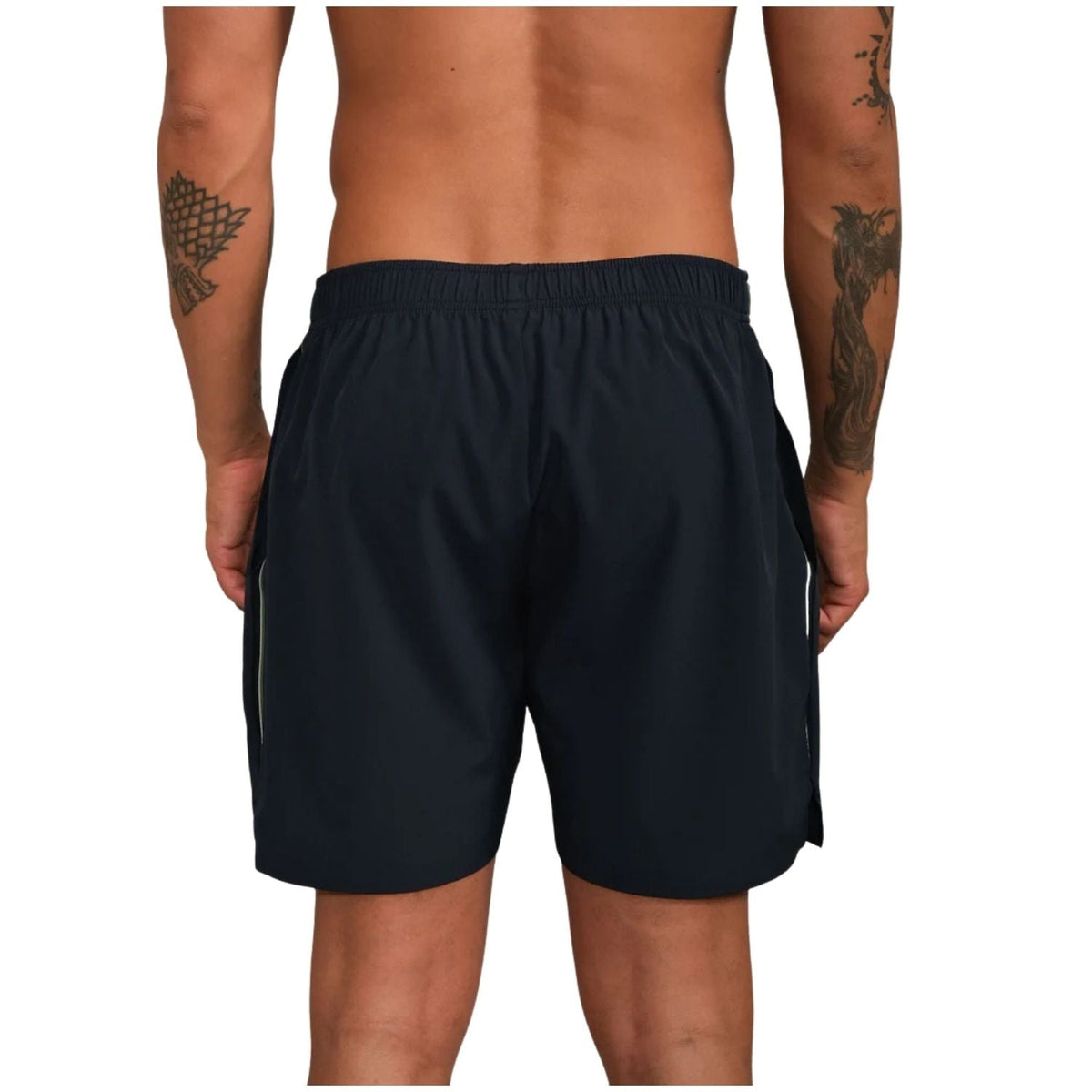 Achteraanzicht van de donkerblauwe RS Performance Shorts Retro met split in de zijzoom