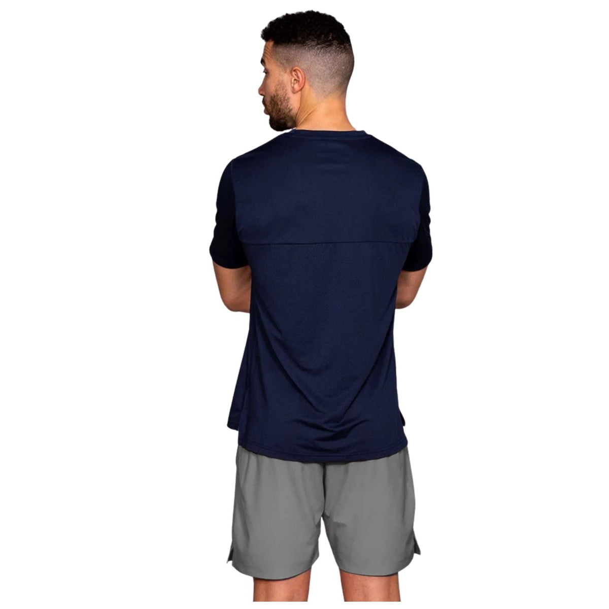 Achterzijde van het donkerblauwe RS Performance T-shirt met grijze short
