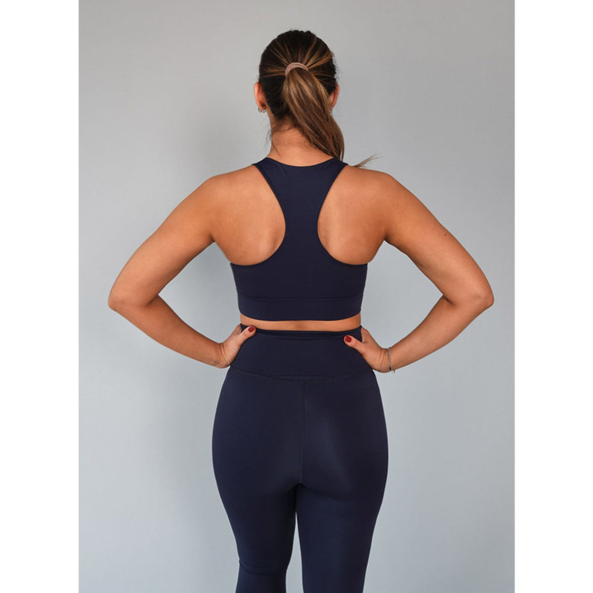 Achteraanzicht van de donkerblauwe RS Women Stretch Tech Sports Bra Logo met racerback
