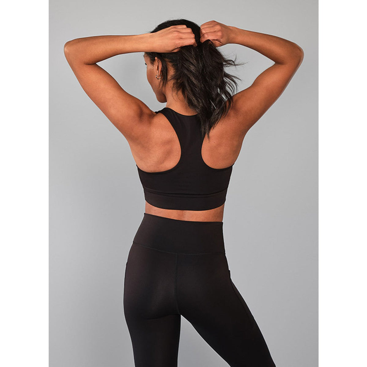 Achteraanzicht van de zwarte RS Women Stretch Tech Sports Bra Logo met brede rugbanden