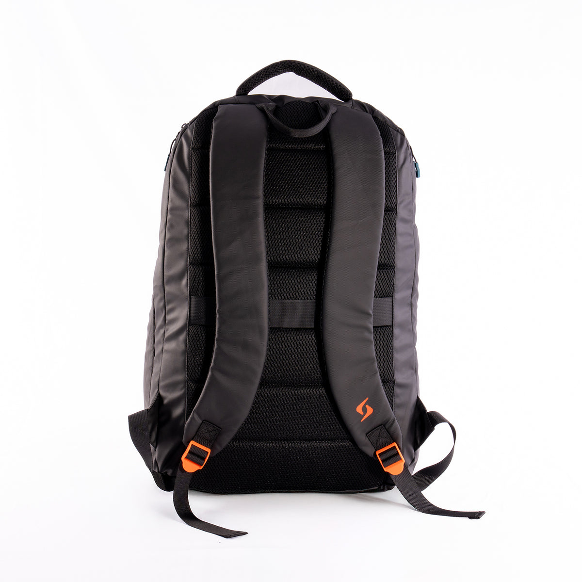 Parte trasera de la mochila Siux Nomad, de color gris antracita, con hebillas y correas para la espalda de color naranja