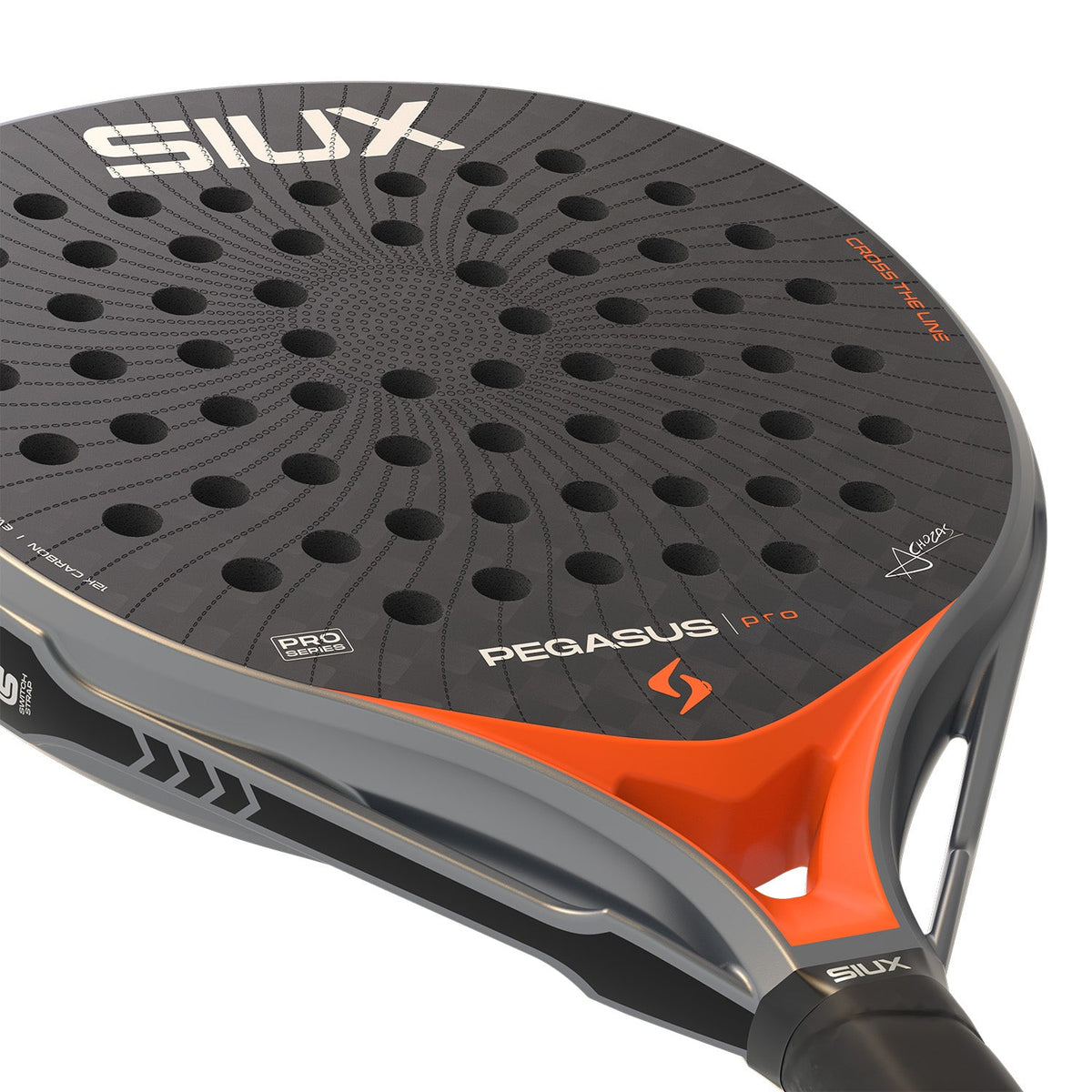 Close-up van het slagvlak van de oranje Siux Pegasus Pro 26 met PEGASUS-opdruk