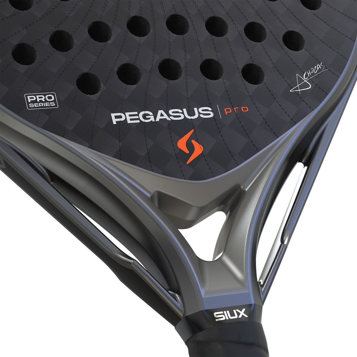 Detail van het hart van het Siux Pegasus Pro 26 met oranje logo en handtekening