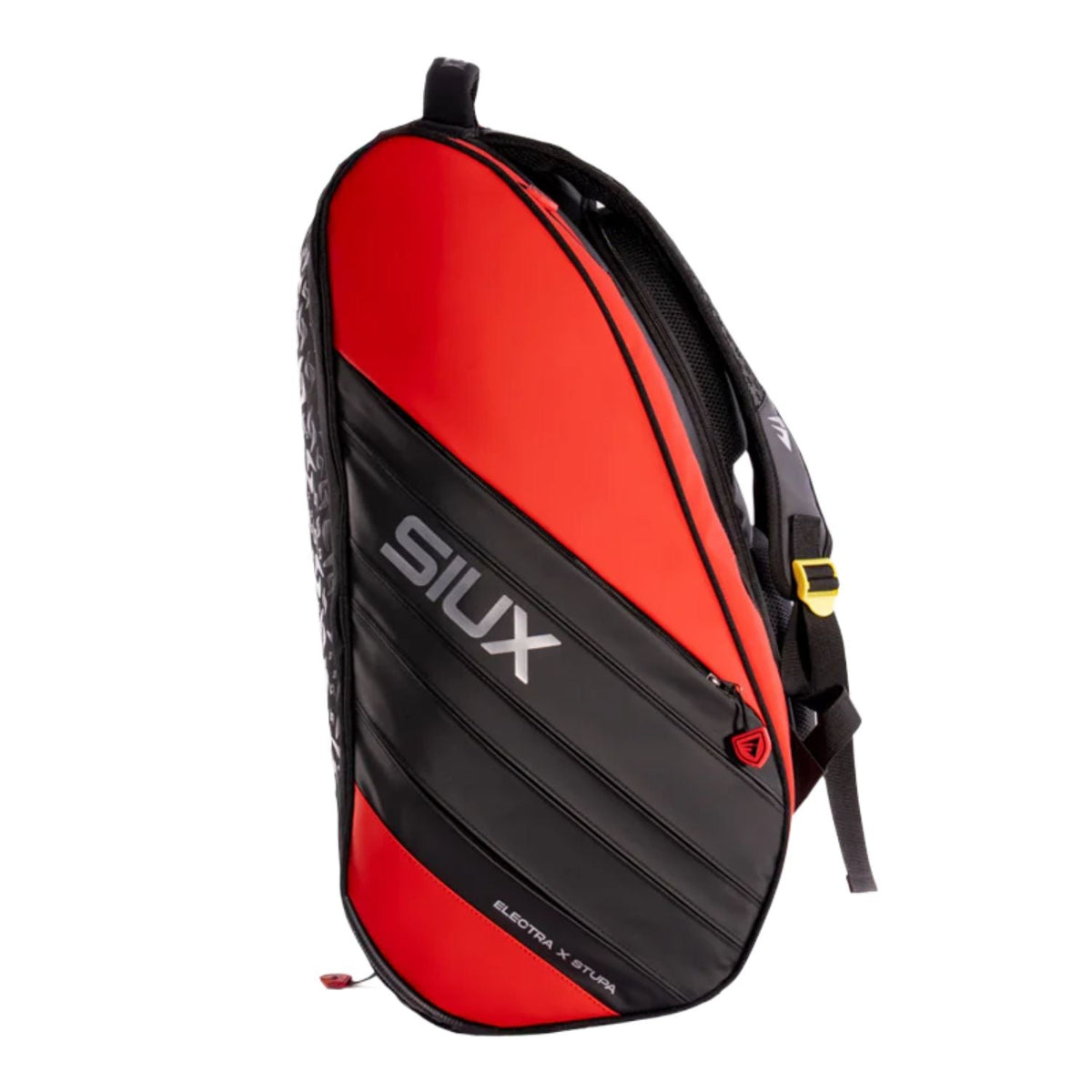Schuin aanzicht van de rood-zwarte Siux Electra Stupa 2026 racketbag met gele ritstrekker
