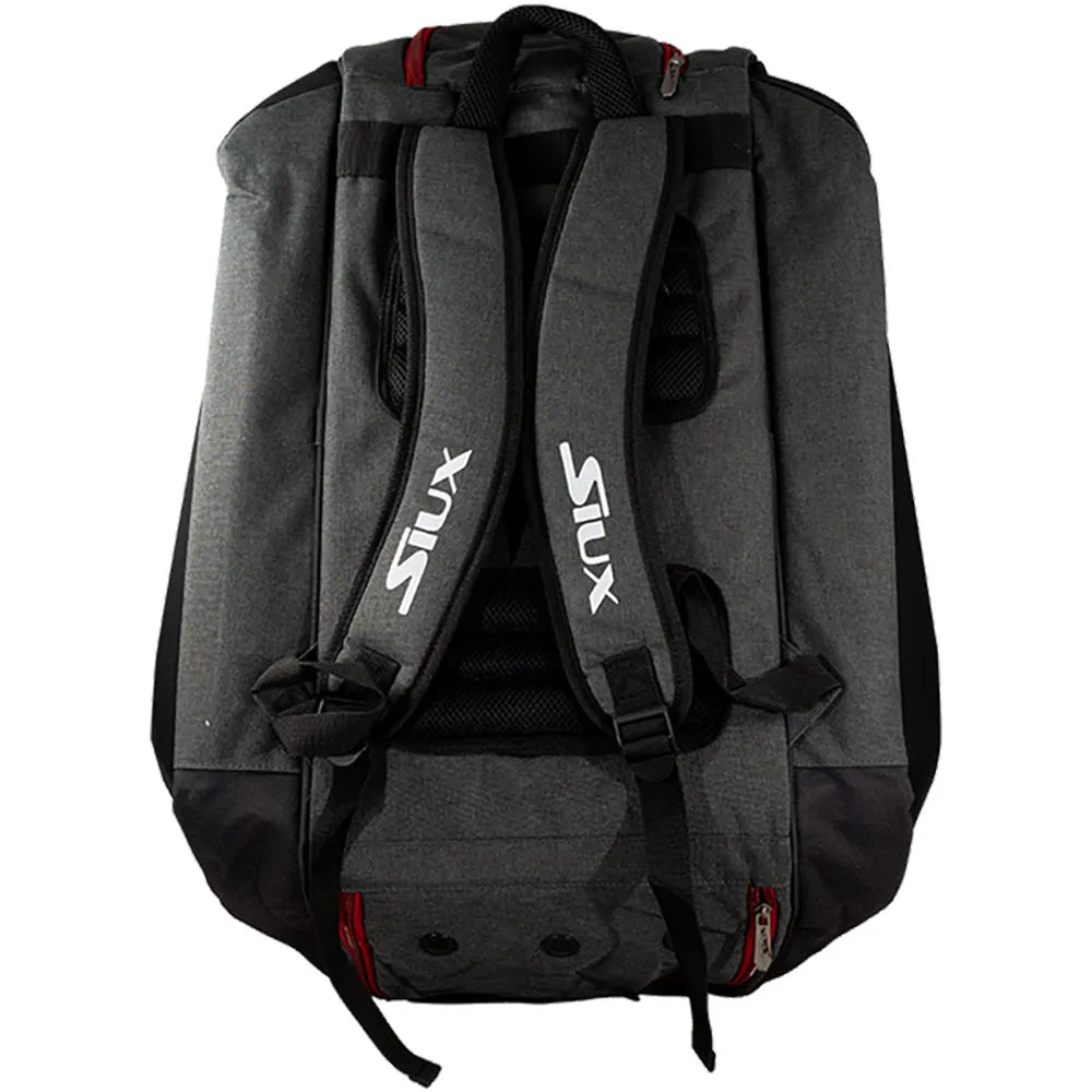 Achterzijde van de zwart-grijze Siux Pro Tour racketbag met gepolsterde schouderbanden