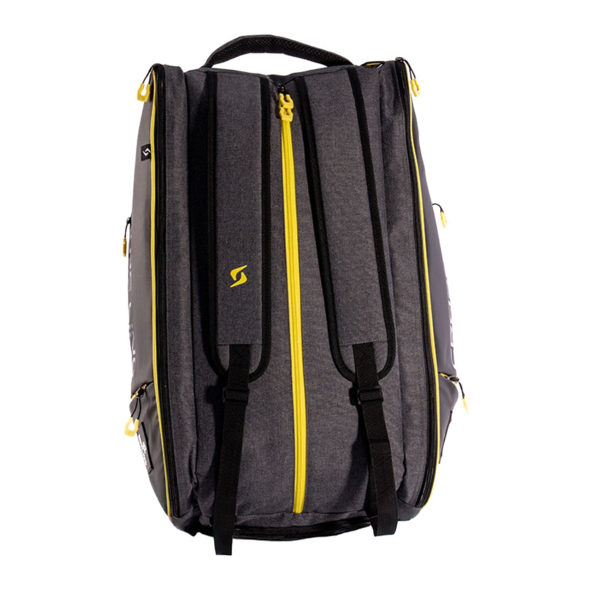 Achterzijde van de zwart-grijze Siux Trail 2026 racketbag met gele rits en schouderbanden