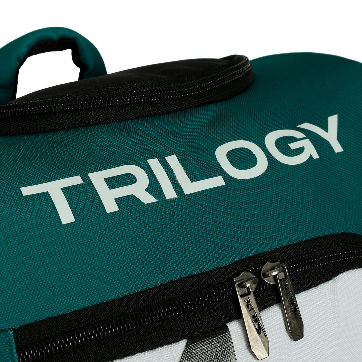 Detail van de witte Trilogy opdruk en de rits van de turquoise rackettas