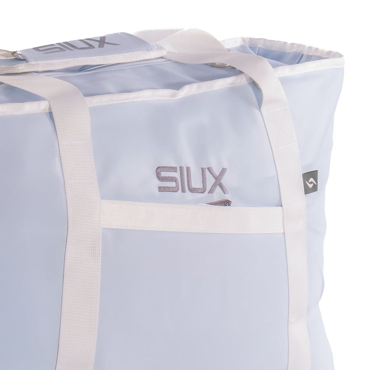 Detail van de lichtblauwe Siux The Queen Bag 2026 met grijs Siux-logo en creme band