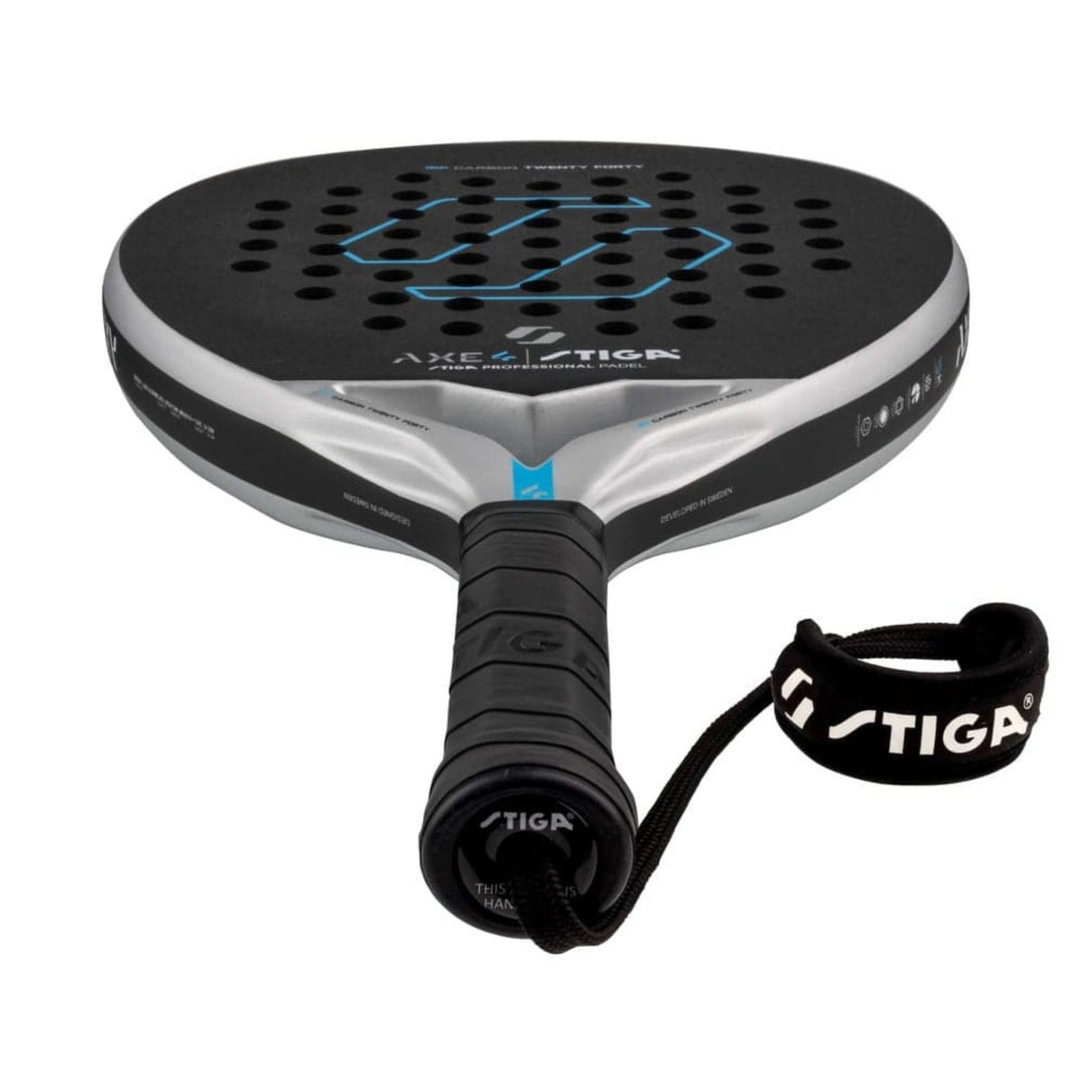 Stiga Axe 4 padelracket schuin bovenaanzicht met zwarte grip en STIGA-polsband