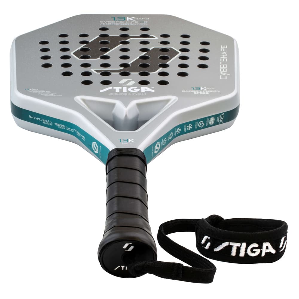 Stiga Cybershape 1.3K Hard schuin bovenaanzicht met zwarte grip en STIGA-polsband