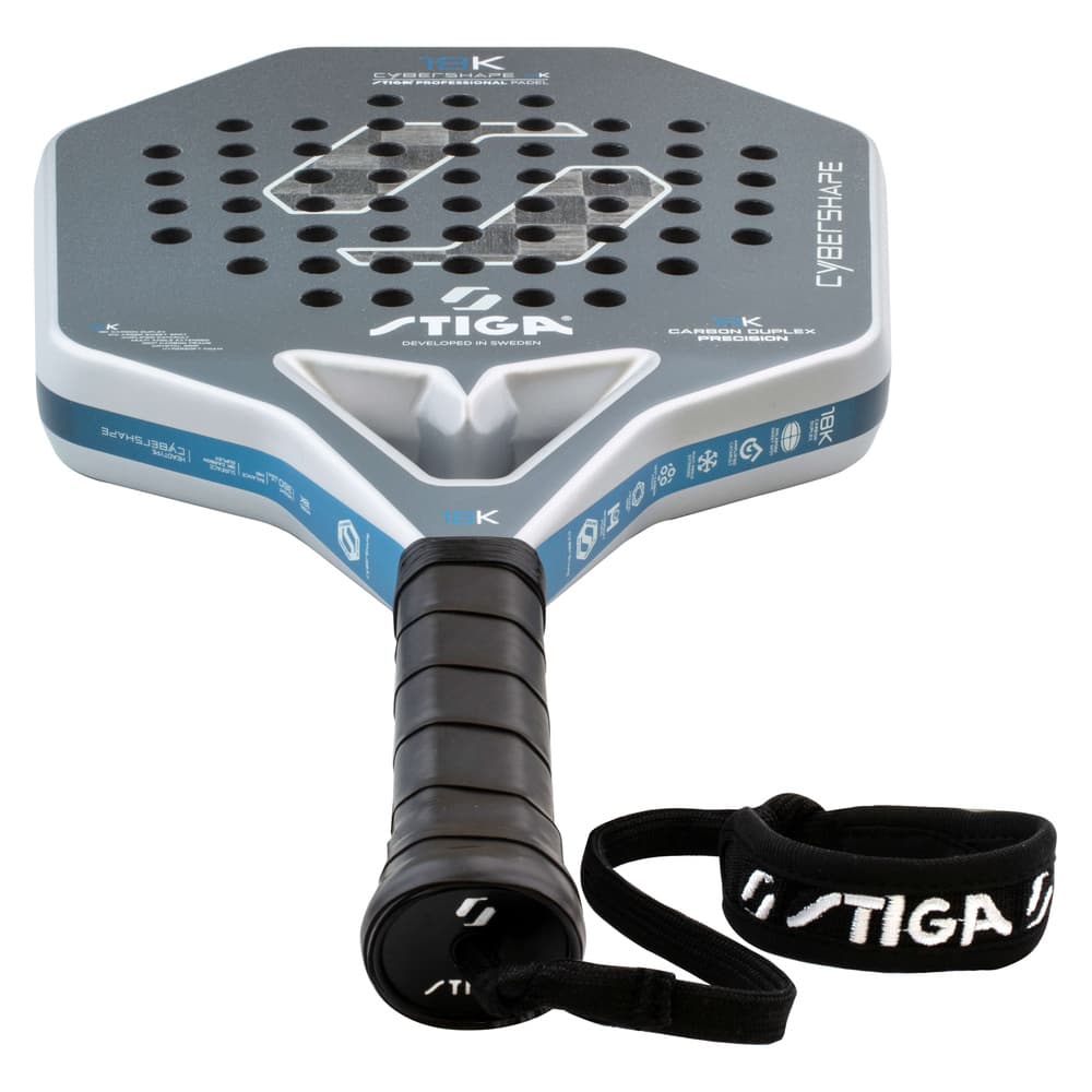 Stiga Cybershape 18K 2 schuin bovenaanzicht met zwarte grip en STIGA-polsband