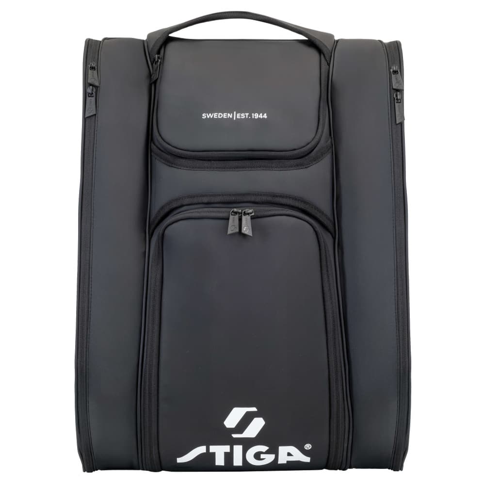 Borsa per racchetta Stiga Court nera, di forma verticale, con tasca frontale con cerniera e logo Stiga bianco nella parte inferiore