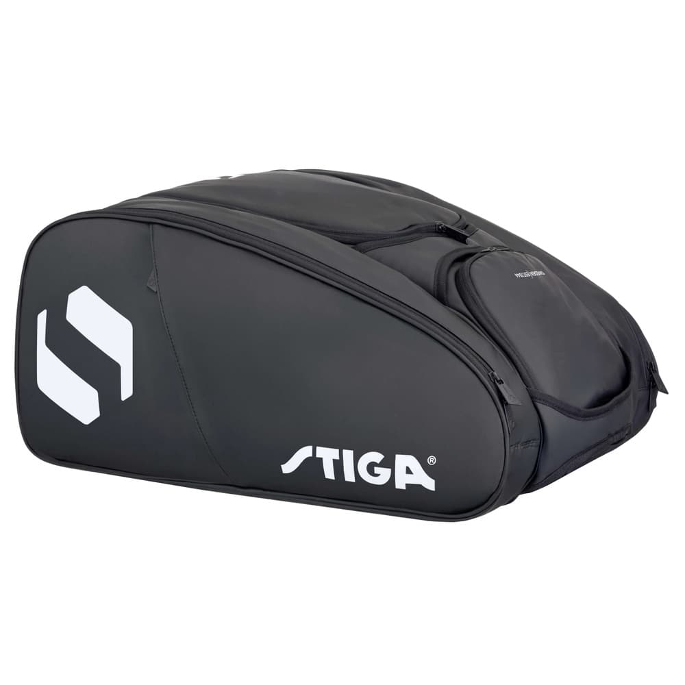 Driekwartaanzicht van de zwarte Stiga Court racketbag met wit logo en zijrits bovenaan