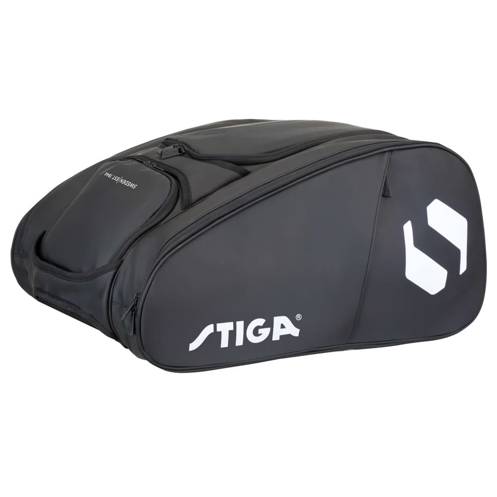 Zijaanzicht van de zwarte Stiga Court racketbag met wit logo rechts en zwarte ritsen